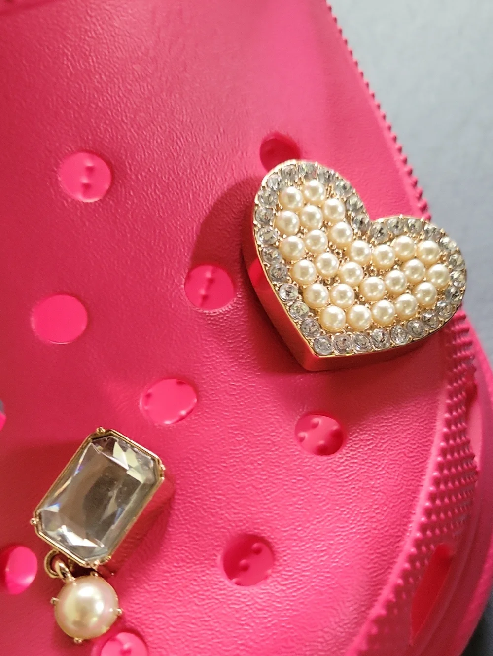Crocs clásicos para mujer con plataforma en color rosa vibrante. Totalmente Nuev
